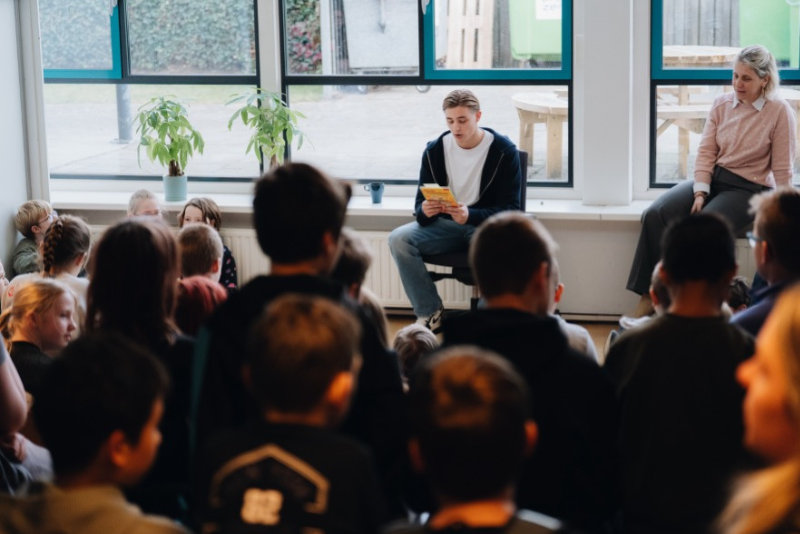 Voetballer Max Bruns leest voor op Het Mozaïek